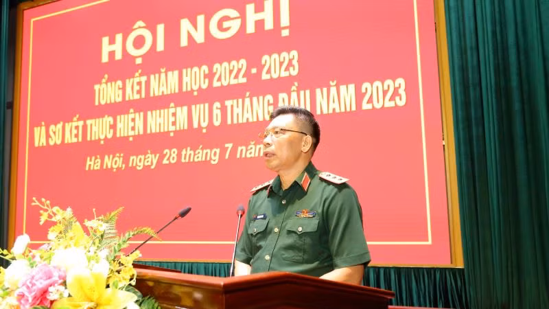 Thượng tướng Trần Việt Khoa, Giám đốc Học viện Quốc phòng phát biểu tại hội nghị.