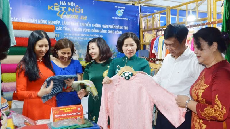 Các đại biểu tham quan các gian hàng sản phẩm sáng tạo của hội viên, phụ nữ.