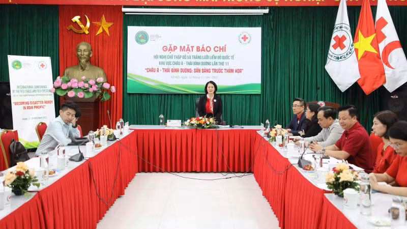 Quang cảnh buổi gặp mặt báo chí. 