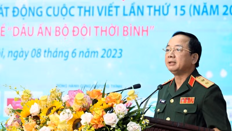 Phó Chủ nhiệm Tổng cục Chính trị Quân đội nhân dân Việt Nam Trịnh Văn Quyết phát biểu.