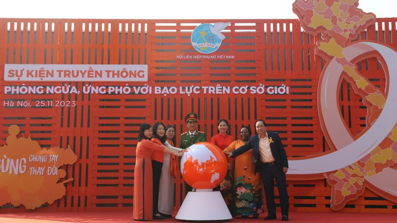Các đại biểu thực hiện nghi thức cam kết hành động vì bình đẳng giới và phòng ngừa, ứng phó với bạo lực trên cơ sở giới.