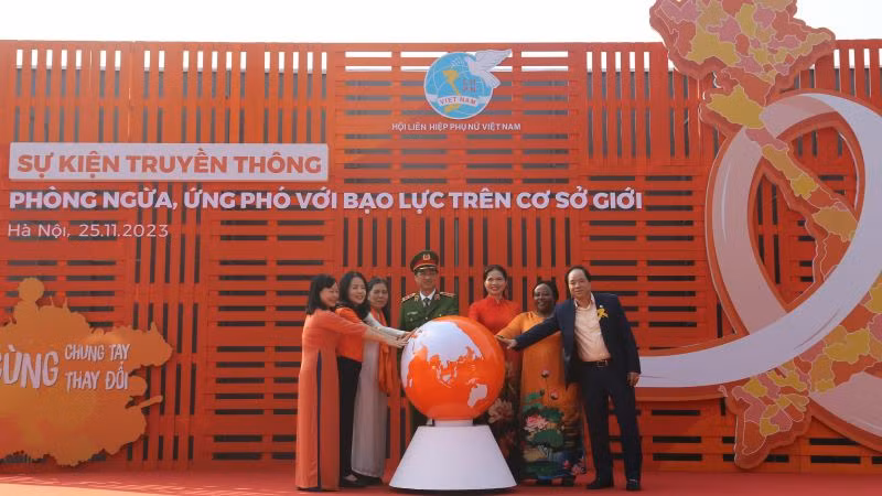 Các đại biểu thực hiện nghi thức cam kết hành động vì bình đẳng giới và phòng ngừa, ứng phó với bạo lực trên cơ sở giới.