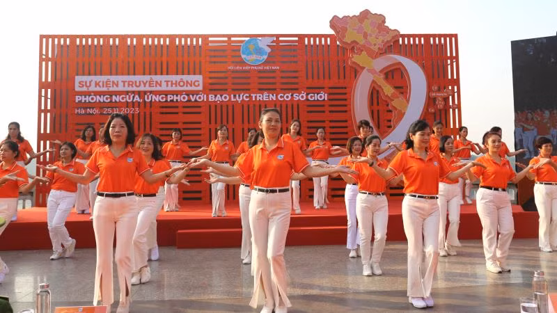 Các hội viên, phụ nữ biểu diễn dân vũ hưởng ứng Tháng hành động vì bình đẳng giới.