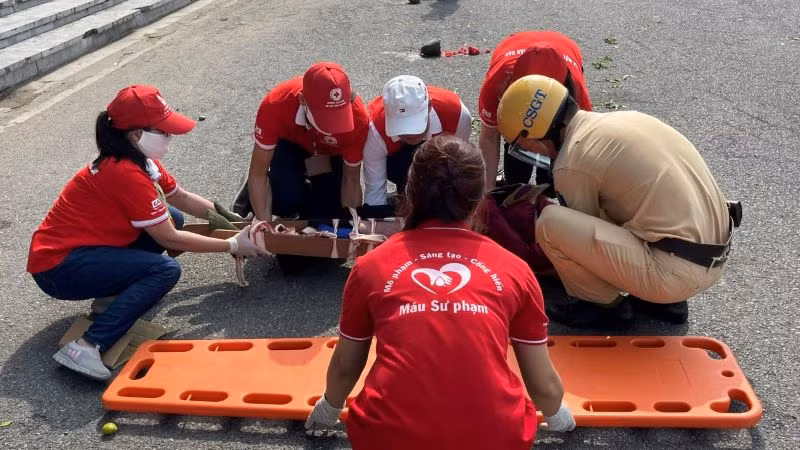 Diễn tập tình huống sơ cấp cứu tai nạn giao thông đường bộ.