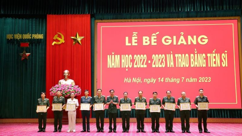 Khen thưởng các tập thể, cá nhân hoàn thành xuất sắc nhiệm vụ năm học 2022-2023. 