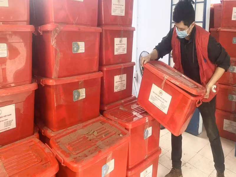 Những thùng hàng gia đình được vận chuyển đến hỗ trợ người dân bị ảnh hưởng do mưa lũ tại tỉnh Thừa Thiên Huế.