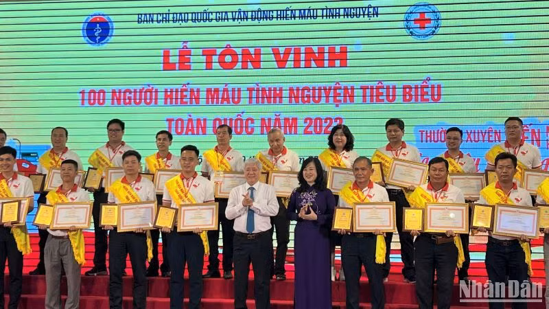 Tôn vinh những người hiến máu tiêu biểu toàn quốc năm 2023.