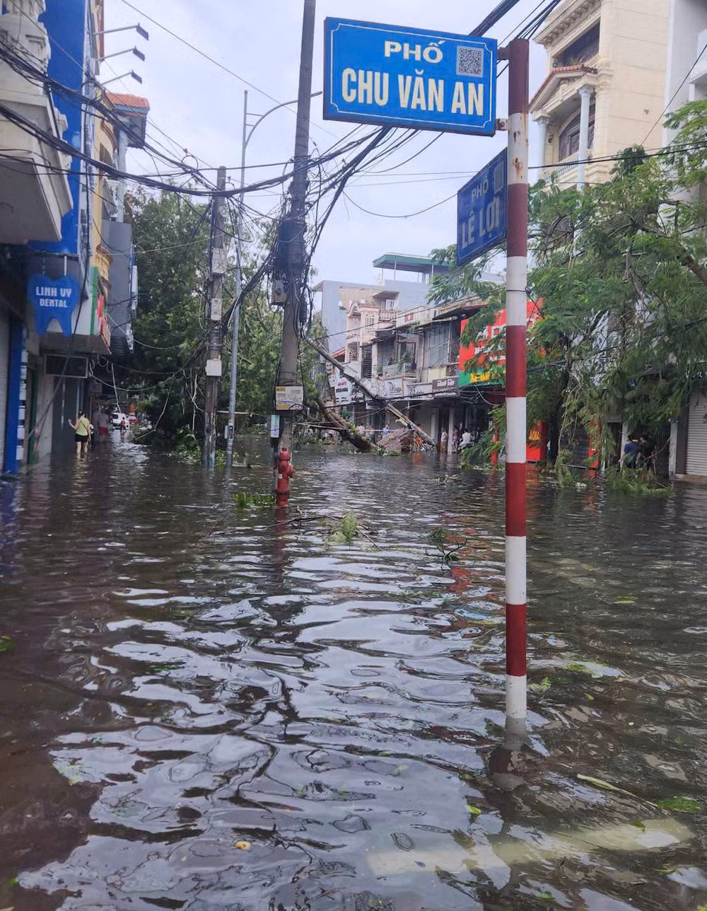 Ngập tại các đường Chu Văn An, Lê Lợi, quận Ngô Quyền, Hải Phòng. (Ảnh: ÁNH DƯƠNG)