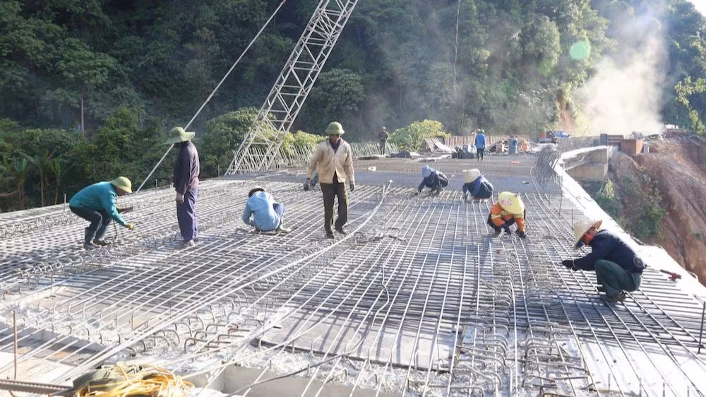 Công ty cổ phần đầu tư xây dựng Trường Sơn đang gấp rút hoàn thiện hạng mục xây dựng cầu 74 trên Quốc lộ 8A.