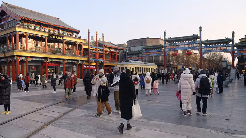 Phố đi bộ Tiền Môn ở thủ đô Bắc Kinh thu hút nhiều người dân và du khách trong dịp Tết Nguyên đán. Ảnh: HỒ QUÂN