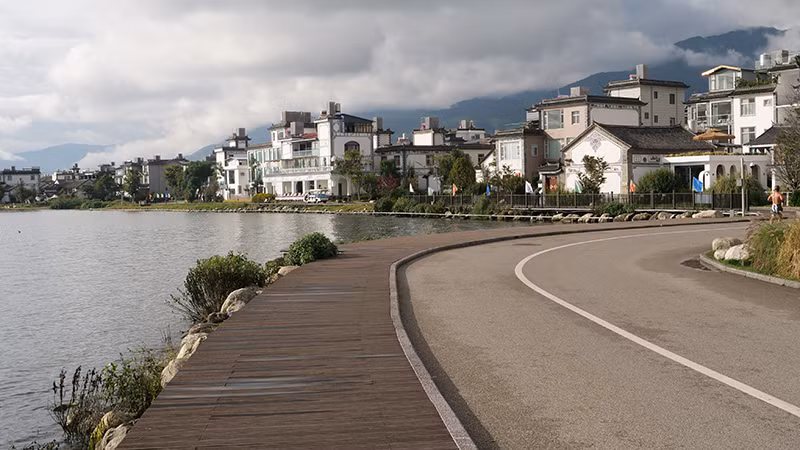 Con đường uốn lượn ven hồ của dự án hành lang sinh thái hồ Nhĩ Hải.