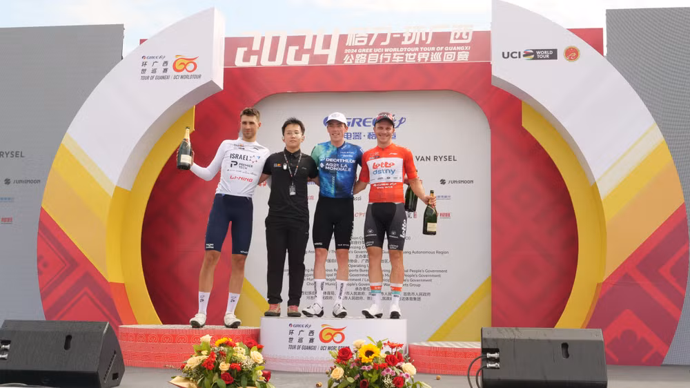 Các cua-rơ giành giải chụp ảnh chung.