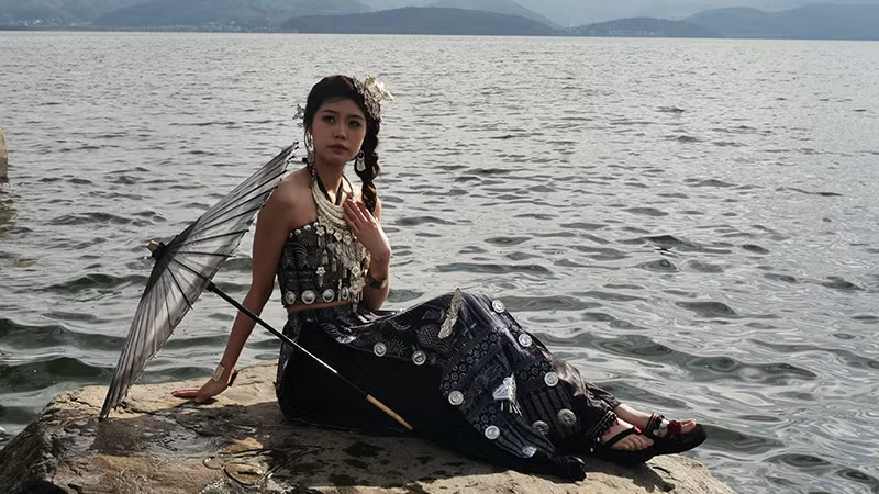 Thiếu nữ chụp ảnh bên hồ.