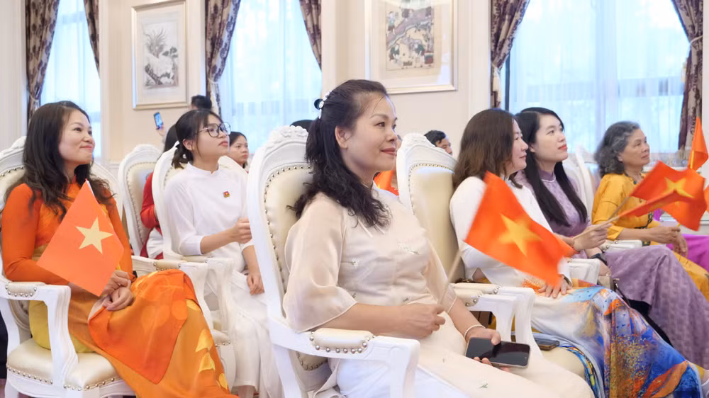 Các chị, em phấn khởi vẫy cờ Tổ quốc khi xem diễu binh, diễu hành.