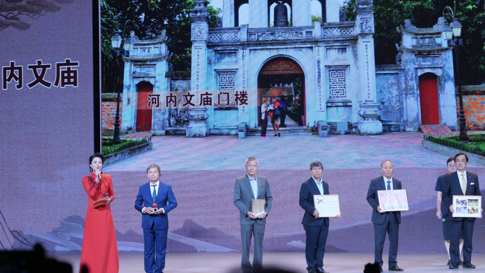 Ông Nguyễn Văn Tú, Phó Giám đốc Trung tâm hoạt động văn hóa khoa học Văn Miếu-Quốc Tử Giám (thứ hai bên trái) giới thiệu mô hình Văn Miếu-Quốc Tử Giám, Hà Nội.