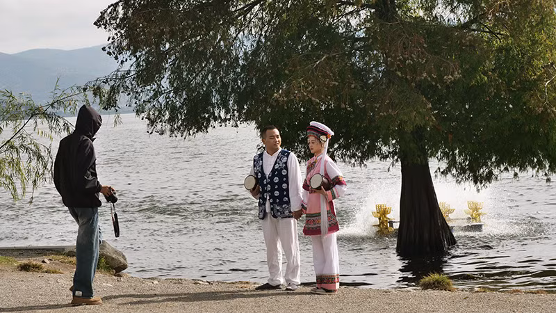 Đôi bạn trẻ chụp ảnh trong trang phục truyền thống.