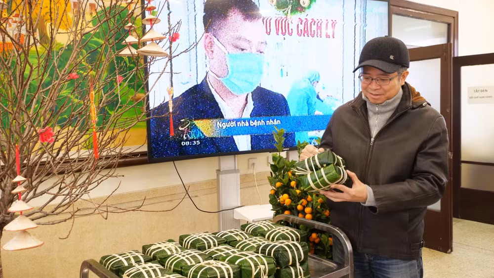 Đại sứ Việt Nam tại Trung Quốc Phạm Thanh Bình tại chương trình gói bánh chưng đón Xuân Ất Tỵ 2025 tại Bắc Kinh, Trung Quốc (Ảnh HỮU HƯNG - HỒ QUÂN)