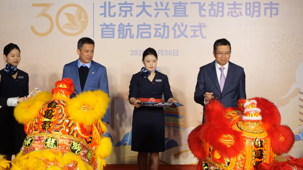 Đại sứ Phạm Thanh Bình thực hiện nghi thức điểm nhãn lân sư tại lễ khai trương.