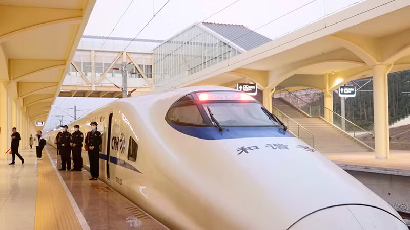 Chuyến tàu cao tốc đầu tiên trước giờ khởi hành. (Ảnh: People.cn)