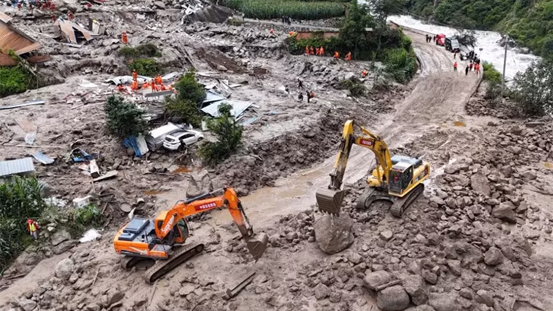 Hiện trường tìm kiếm cứu nạn trận lũ quét ở thành phố Khang Định. (Ảnh: Tân Hoa xã)