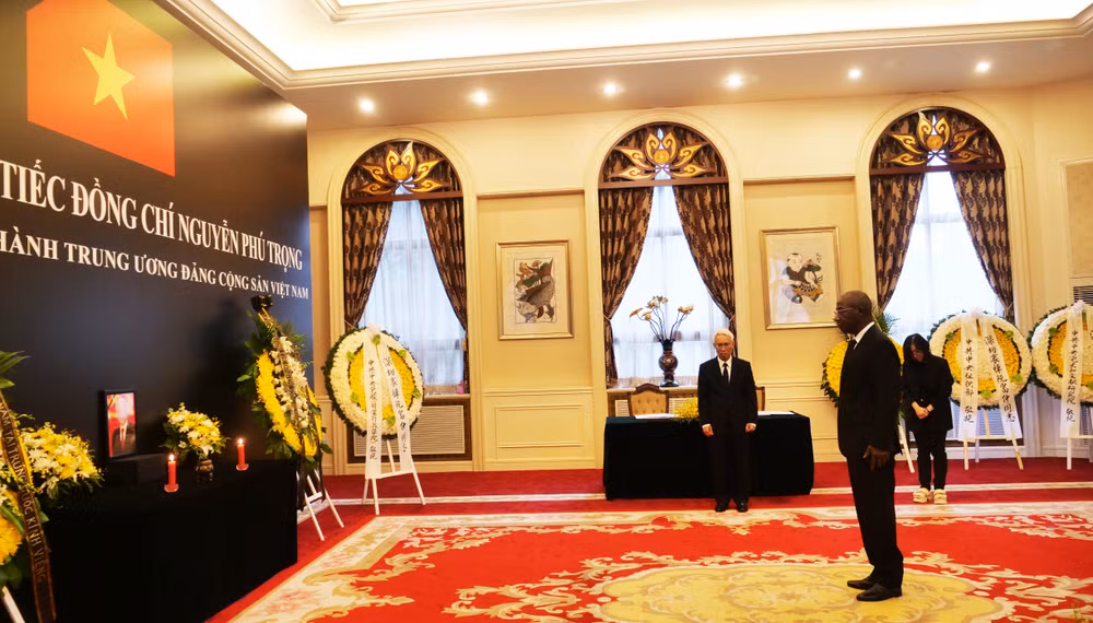 Đại diện Đoàn ngoại giao các nước tại Bắc Kinh đến viếng Tổng Bí thư Nguyễn Phú Trọng.