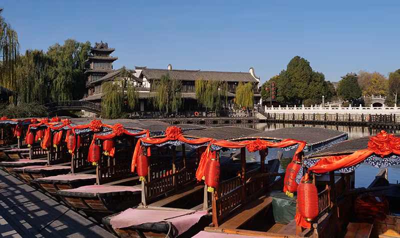 Du khách có thể ngồi thuyền du ngoạn ngắm thành cổ.