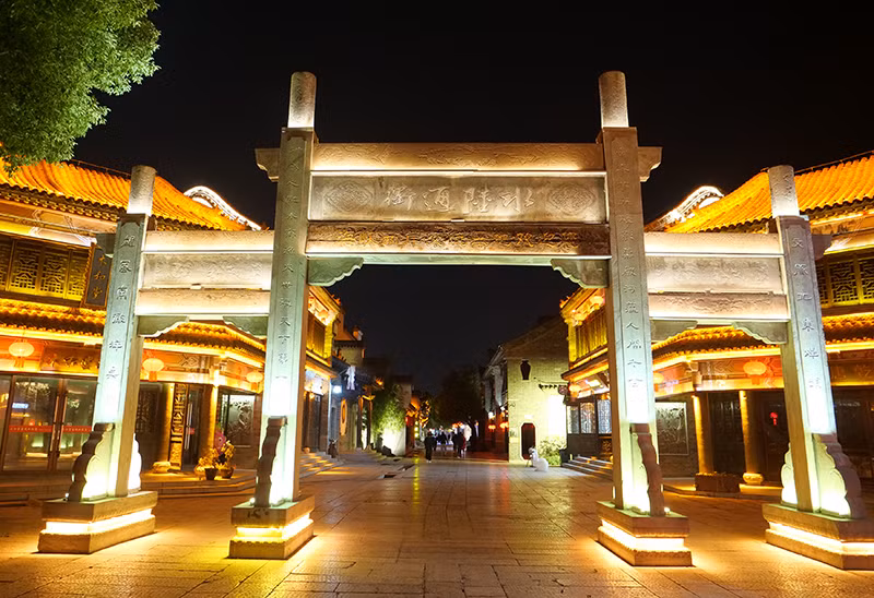 Con phố chính nơi tập trung nhiều cửa hàng.