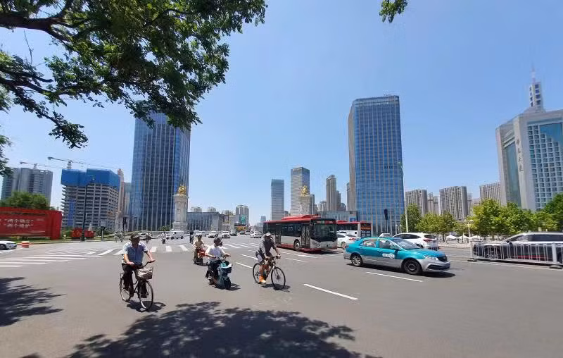 Người dân di chuyển dưới nắng nóng ở thành phố Thiên Tân. (Ảnh: Hồ Quân) Người dân di chuyển dưới nắng nóng ở thành phố Thiên Tân. (Ảnh: Hồ Quân)