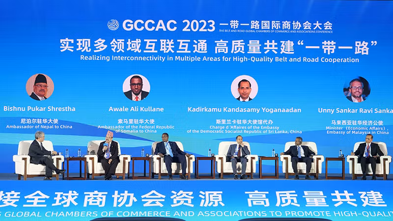 Các đại biểu tham luận tại tọa đàm bàn tròn ở Hội nghị. 