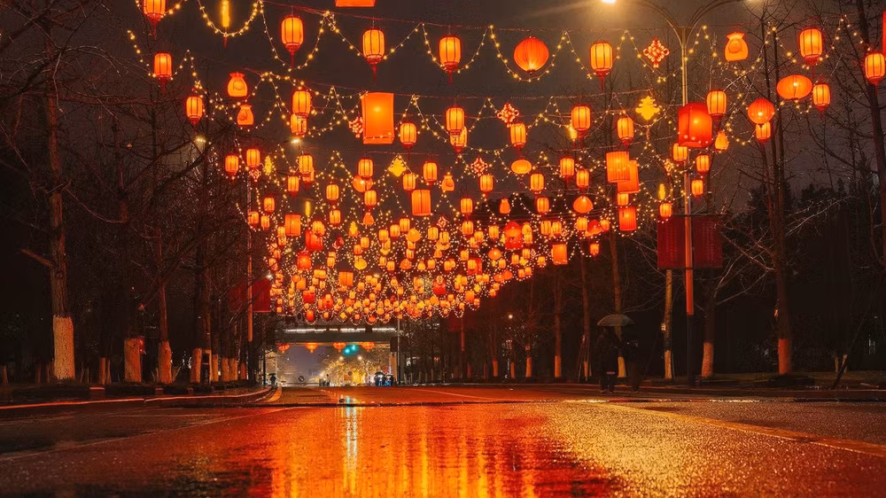 Đèn lồng ấm áp và rực rỡ như đang gửi những lời chúc mừng năm mới tốt đẹp nhất. (Ảnh: Thu Hương)