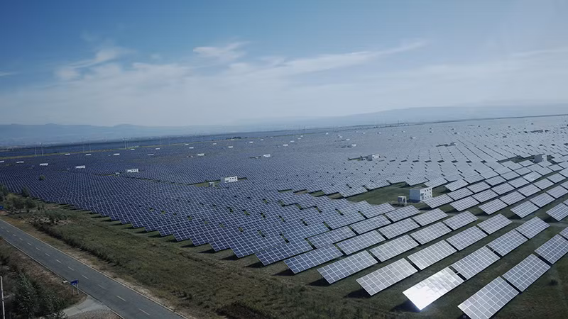 Một dự án năng lượng điện mặt trời ở tỉnh Thanh Hải. (Ảnh: Tân Hoa Xã)
