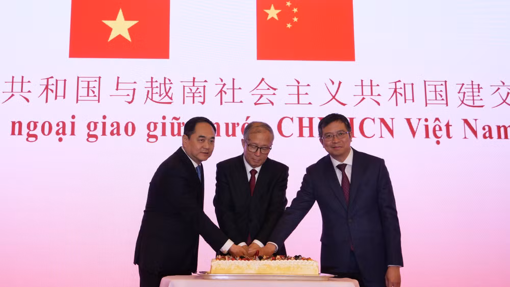 Nghi thức cắt bánh gato tại Lễ kỷ niệm 75 năm thiết lập quan hệ ngoại giao Việt Nam-Trung Quốc.