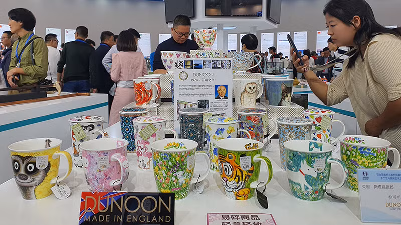 Sản phẩm gốm sứ của Anh.