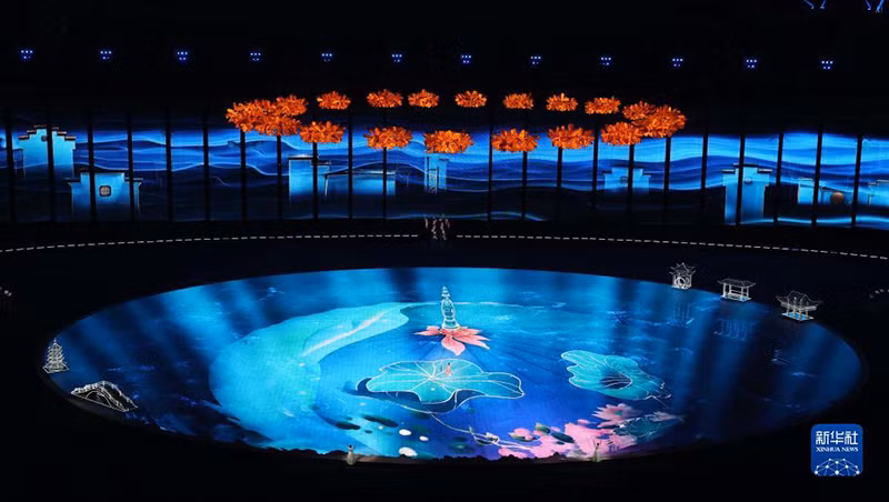 Tiết mục biểu diễn nghệ thuật với biểu tượng hoa sen.