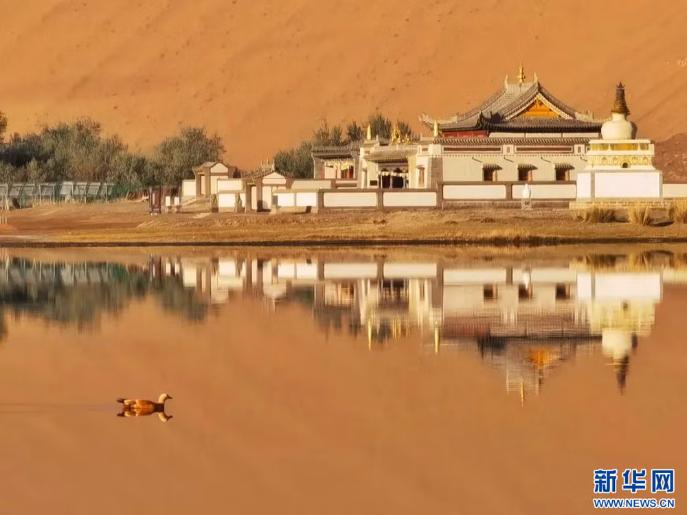 Một ngôi cổ miếu được gọi là “Cố cung sa mạc” được bảo tồn đến ngày nay trên sa mạc Badain Jaran. (Ảnh: Tân Hoa Xã)