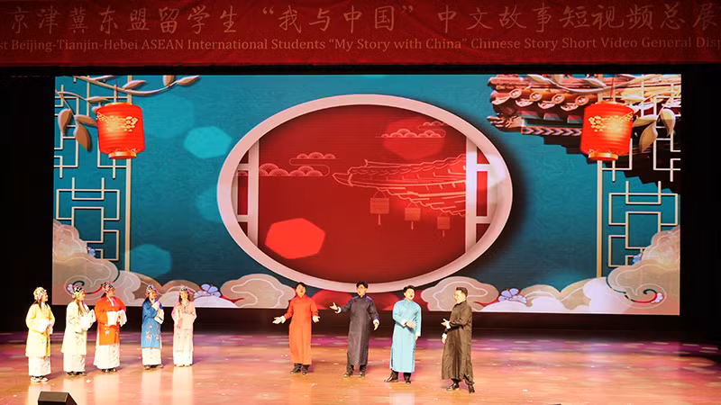 Lưu học sinh các nước ASEAN biểu diễn tiết mục văn nghệ tại lễ trao giải.