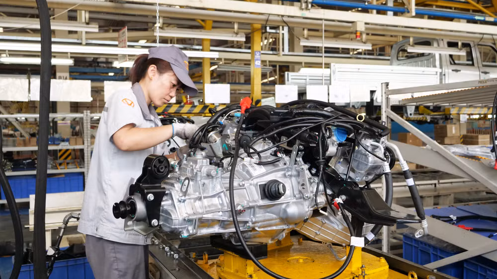 Công nhân kiểm tra động cơ tại nhà máy Tập đoàn ô-tô Chenggong, tỉnh Sơn Tây, Trung Quốc. (Ảnh: HỒ QUÂN)