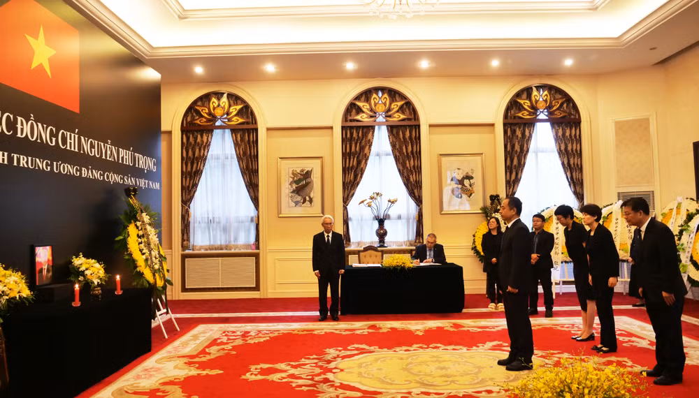 Đoàn Nhân dân nhật báo do Phó Tổng Biên tập Thôi Sỹ Hâm dẫn đầu đến viếng Tổng Bí thư Nguyễn Phú Trọng.