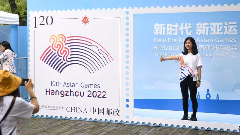 Chụp ảnh với tạo hình tem logo ASIAD 19. (Ảnh: Tân Hoa Xã)