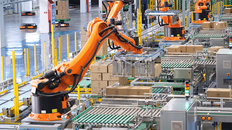 Robot bốc xếp sản phẩm sữa tươi của Tập đoàn Yili, khu tự trị Nội Mông, Trung Quốc. (Ảnh: HỒ QUÂN)