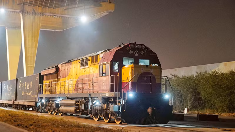 Chuyến tàu hàng container liên vận Nam Ninh-Yên Viên đầu tiên trong năm 2024 trước giờ khởi hành. (Ảnh: people.com.cn)