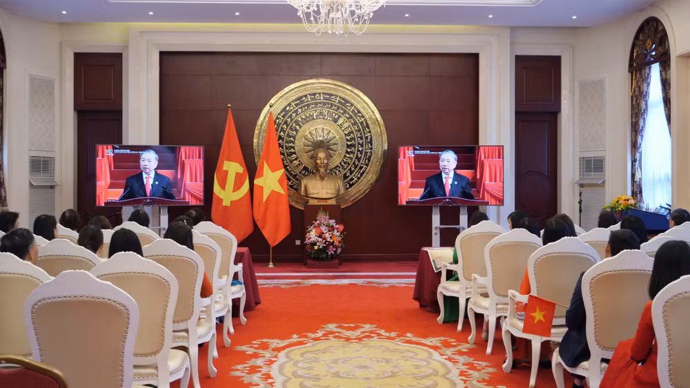 Mọi người chăm chú lắng nghe Diễn văn của Tổng Bí thư Tô Lâm tại Lễ kỷ niệm 50 năm Ngày Giải phóng miền nam, thống nhất đất nước.