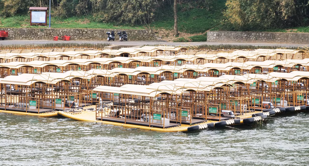 Du khách có thể đi bè trúc truyền thống để thưởng ngoạn cảnh đẹp trên sông Ly Giang.