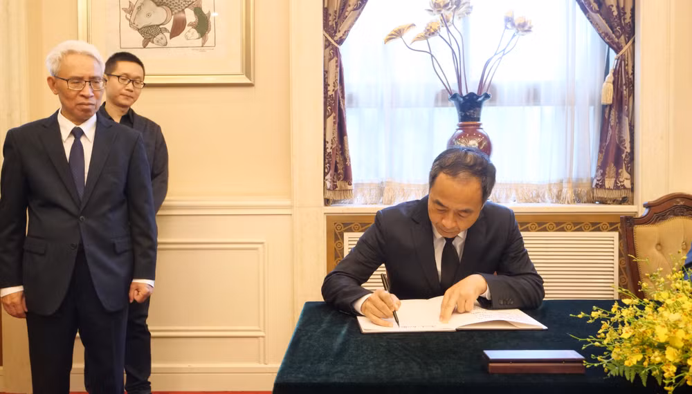 Phó Tổng Biên tập Thôi Sỹ Hâm ghi sổ tang: “Xin thay mặt Nhân dân nhật báo gửi lời chia buồn sâu sắc nhất và lời thăm hỏi chân thành nhất về việc đồng chí Tổng Bí thư Nguyễn Phú Trọng từ trần”.