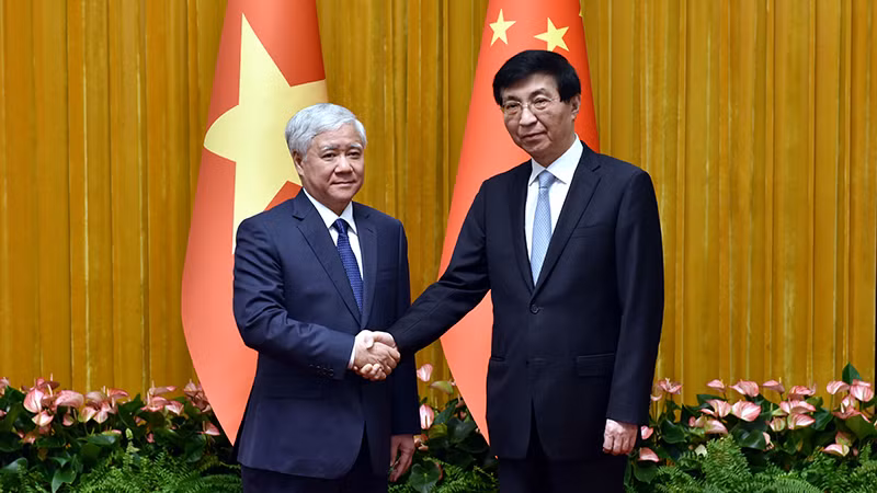 Đồng chí Đỗ Văn Chiến và đồng chí Vương Hộ Ninh. (Ảnh: HỒ QUÂN)