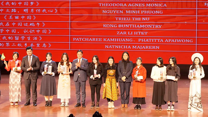 Ông Hoàng Mai Diễn, Bí thư thứ nhất Đại sứ quán Việt Nam tại Trung Quốc trao giải cho các lưu học sinh giành giải Triển vọng.