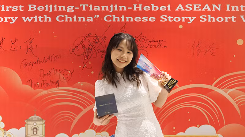 Lưu học sinh Việt Nam Hoàng Thị Thu Oanh, sinh viên năm 3 Đại học Ngoại ngữ Bắc Kinh, giành giải Nhì “Thanh niên tài năng ASEAN”.