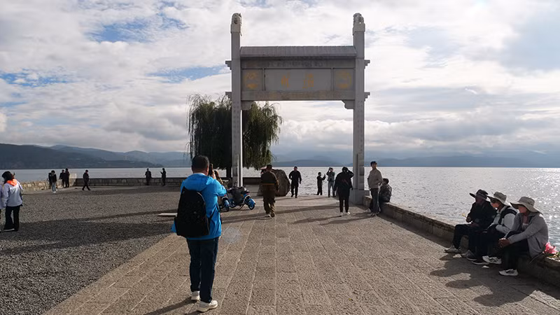 Một góc ngắm toàn cảnh hồ Nhĩ Hải.