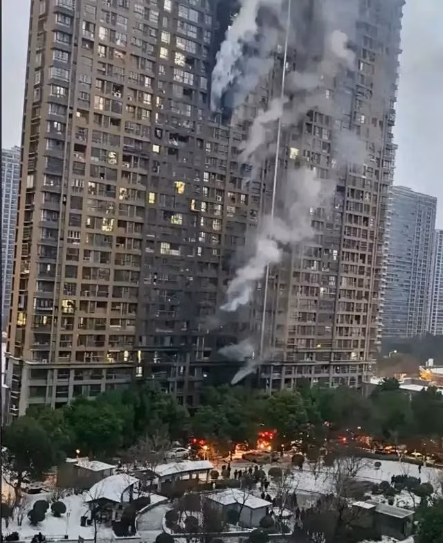 Hiện trường tòa chung cư bị cháy. Ảnh: Weixun Jiangsu
