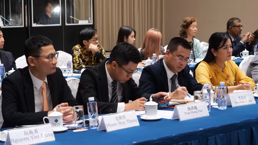 Các thành viên đoàn đại biểu Việt Nam dự Hội nghị đối thoại.